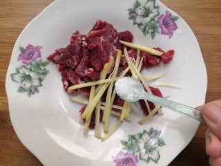 4、西兰花炒牛肉,加入盐2克