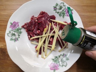 5、西兰花炒牛肉,加入黑胡椒粉