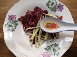 6、西兰花炒牛肉,加入料酒