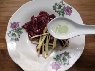 7、西兰花炒牛肉,加入玉米油5克