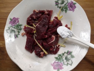 8、西兰花炒牛肉,加入淀粉2克