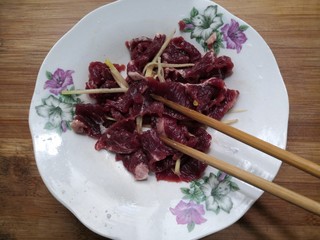9、西兰花炒牛肉,用筷子搅拌均匀，腌制半小时