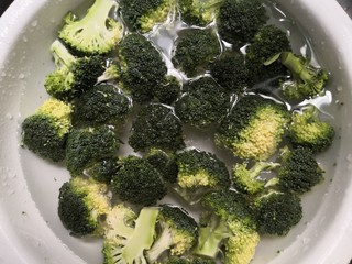 11、西兰花炒牛肉,西兰花放入淡盐水中，浸泡半小时