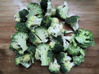 10、西兰花炒牛肉,把西兰花，切成小朵