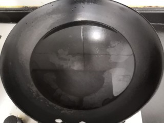 13、西兰花炒牛肉,上锅，加水，大火烧煮