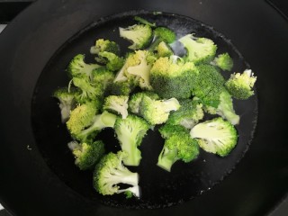 14、西兰花炒牛肉,水开后，倒入西兰花