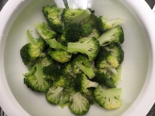 16、西兰花炒牛肉,把西兰花，放冷水中过凉