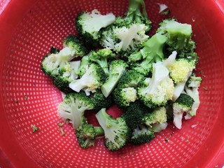 17、西兰花炒牛肉,过凉后的西兰花，沥干水份