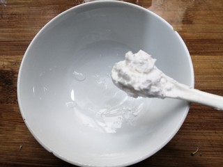 19、西兰花炒牛肉,碗中，加入淀粉3克