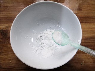 20、西兰花炒牛肉,加入盐2克