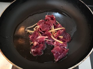 26、西兰花炒牛肉,倒入，腌制好的牛肉