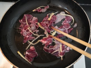 27、西兰花炒牛肉,用筷子，快速划散