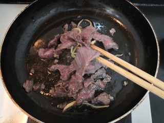 28、西兰花炒牛肉,牛肉煎至，变色断生后，关火夹出