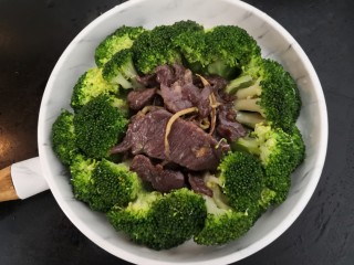 29、西兰花炒牛肉,把夹出的牛肉，放入西兰花中间