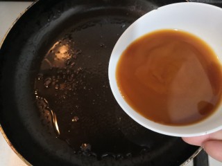 30、西兰花炒牛肉,前面锅中有底油，直接开火，把料汁再次搅拌均匀后，倒入锅中