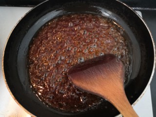 31、西兰花炒牛肉,用铲子，快速的搅拌，成浓稠的料汁后，关火