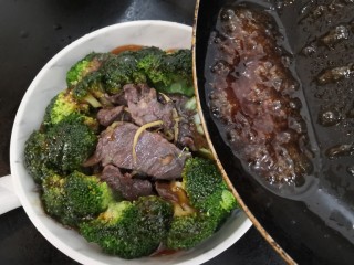 32、西兰花炒牛肉,把料汁，到在西兰花牛肉上，即可