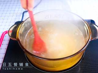 2、生姜苏叶散寒粥,水烧开，加米进入，搅拌几圈，小火熬粥20分钟。