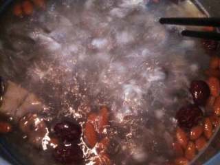 8、红枣枸杞鲫鱼汤,煮至鱼汤变浓，加入盐调味就可以了