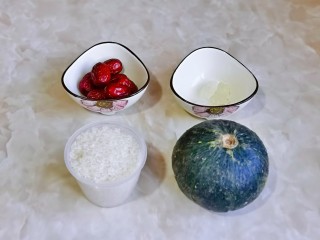 1、红枣南瓜粥,准备食材，量可以根据个人需求增减。