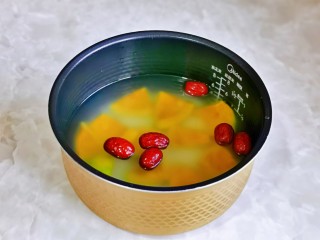 13、红枣南瓜粥,这时粥烧开了，加入切好的南瓜，继续煮粥。