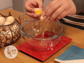 1、彩虹蛋白饼干，外形可爱，口感入口即化,先把蛋白和蛋黄分开，一定要用常温鸡蛋，不能用冰箱里刚拿出来的冰鸡蛋，如果鸡蛋比较凉，需要事先泡温水里回温10分钟后再使用