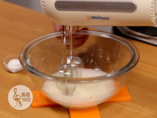 3、彩虹蛋白饼干，外形可爱，口感入口即化,然后用手持电动打蛋器慢速打发，出现鱼眼泡后转中速