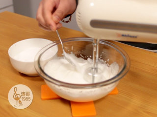 5、彩虹蛋白饼干，外形可爱，口感入口即化,接着一边继续中速打发，一边一勺一勺慢慢把细砂糖加进去，不能用普通的白砂糖