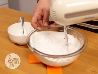 6、彩虹蛋白饼干，外形可爱，口感入口即化,等细砂糖都加进去之后再继续打发5分钟