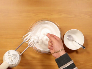 7、彩虹蛋白饼干，外形可爱，口感入口即化,然后用手取一点蛋白感觉一下细沙糖是否完全融化，如果还没有完全融化需要再继续打发几分钟