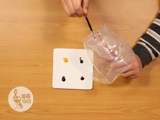 11、彩虹蛋白饼干，外形可爱，口感入口即化,然后准备一个特大号一次性裱花袋，用一支甜品专用的画笔沾一点进口食用色膏