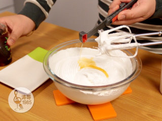 12、彩虹蛋白饼干，外形可爱，口感入口即化,然后涂在裱花袋里面，涂成一条长线，注意不要让颜色混在一起，我一共涂了四个颜色，分别是黄色、绿色、红色和蓝色，你可以根据自己的喜好选择颜色