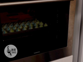 18、彩虹蛋白饼干，外形可爱，口感入口即化,关掉烤箱，让蛋白饼干在烤箱里冷却30分钟以上就可以出炉了