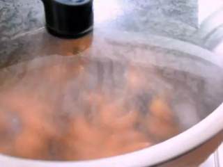 5、超级美味的油焖基围虾,今天就来教你做,倒入清水，大火焖煮5分钟