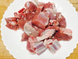 1、#年夜饭#羊肉煲,将羊肉洗干净备用