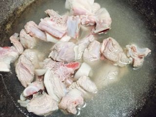 2、#年夜饭#羊肉煲,锅里放入清水，羊肉冷水下锅待水烧开，血沫膻味除净，捞出冲净备用