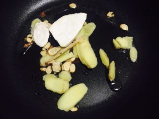 4、#年夜饭#羊肉煲,锅里倒点油放进姜片和调味品煸炒出香味