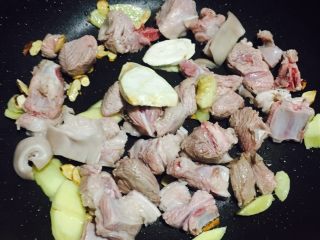 5、#年夜饭#羊肉煲,把羊肉倒入锅内翻炒