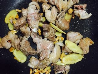 6、#年夜饭#羊肉煲,加冰糖炒出颜色