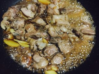 7、#年夜饭#羊肉煲,炒至变色后倒入加饭酒