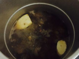 8、#年夜饭#羊肉煲,然后换高压锅。把羊肉倒入高压锅加入足够的水，大火烧开上气煮10分钟后关火