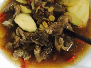 9、#年夜饭#羊肉煲,出锅前放入枸杞子，1勺的盐和适量的味精即可