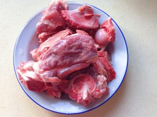 1、枸杞筒骨煲,猪骨洗净