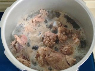 2、枸杞筒骨煲,锅里大火煮开焯水后捞出洗净浮沫