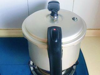 4、枸杞筒骨煲,加盖，并盖上蒸汽阀，上汽后再煮十分钟左右