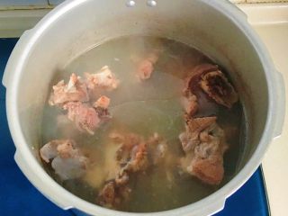 5、枸杞筒骨煲,开盖观察生熟度，如图这样的说明已经可以了