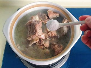 8、枸杞筒骨煲,加入盐