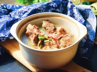 11、枸杞筒骨煲,肉质鲜嫩、汤汁浓醇、营养丰富……筒骨里的骨髓可千万别丢弃了，那可是好东西????