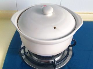 9、枸杞筒骨煲,盖上锅盖小火继续炖半小时左右