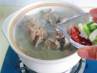 10、枸杞筒骨煲,开盖加入鸡精加入枸杞葱段即可